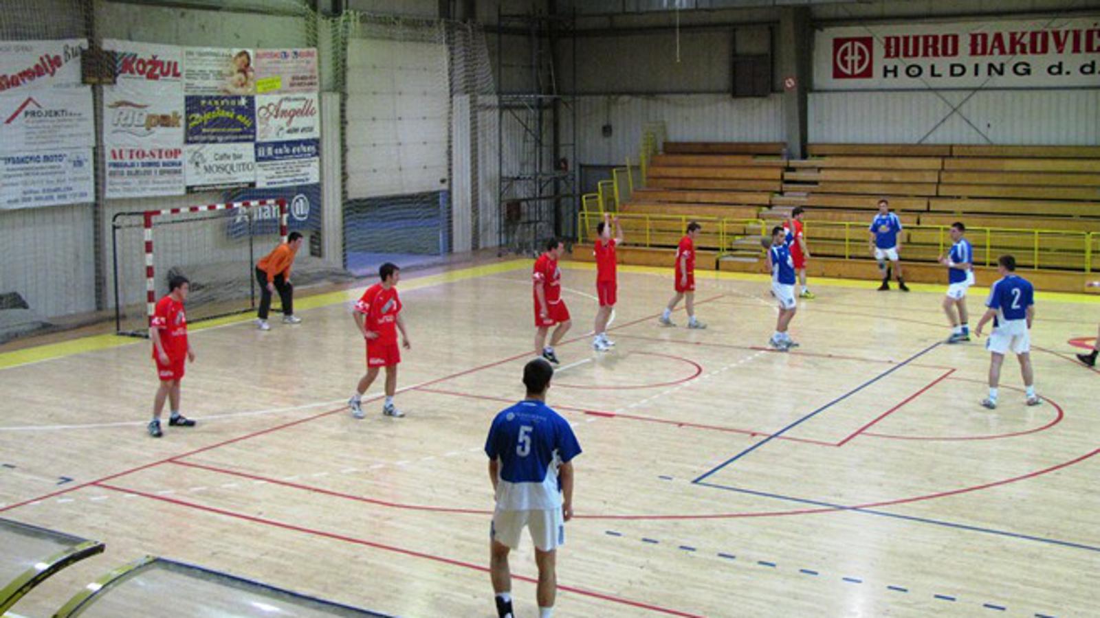 Županjci (plavi) napadaju na gol Brođana