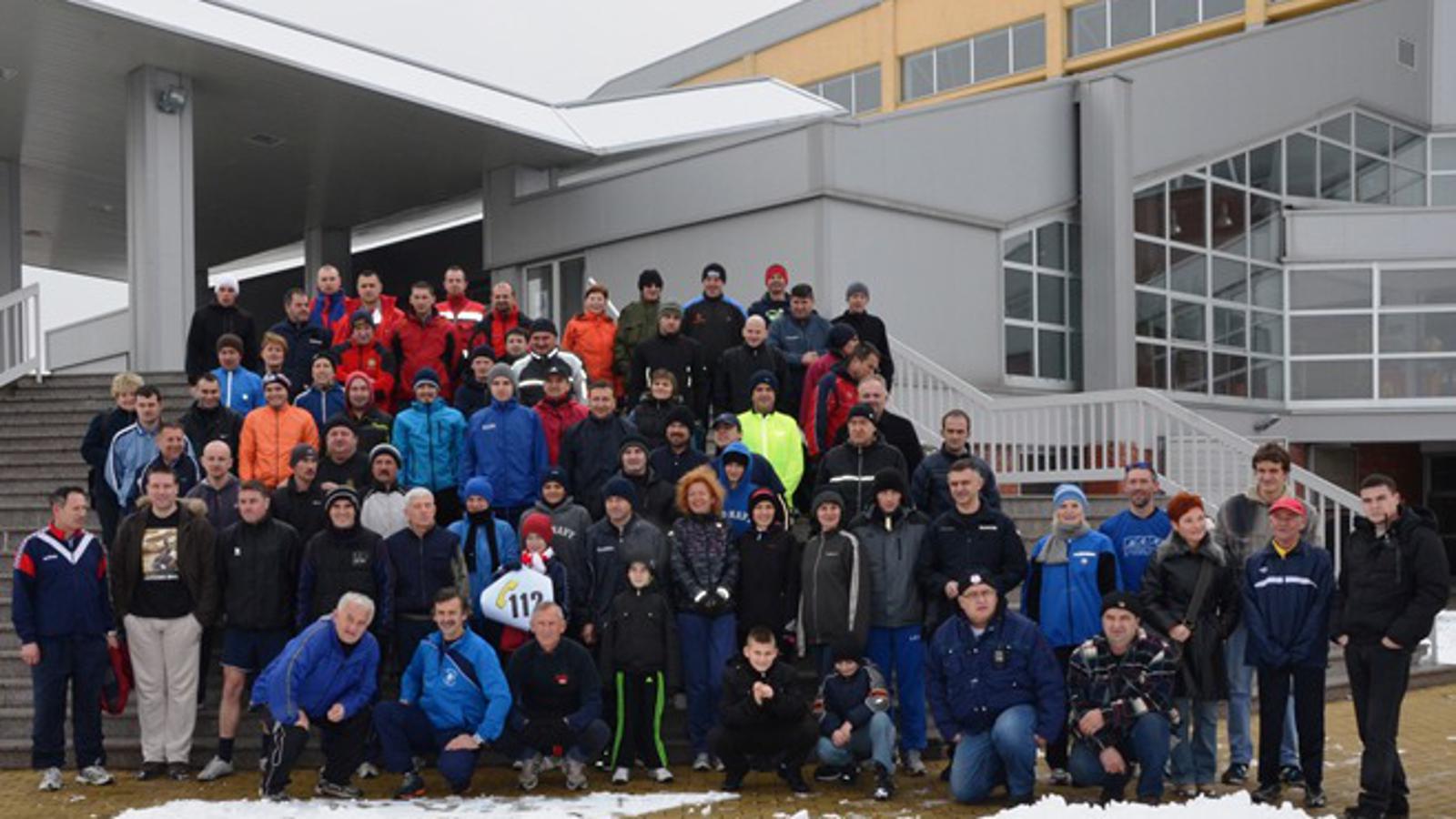 Sudionici trčanja u prigodi Europskog dana 112 uoči starta ispred Sportske dvorane Vijuš