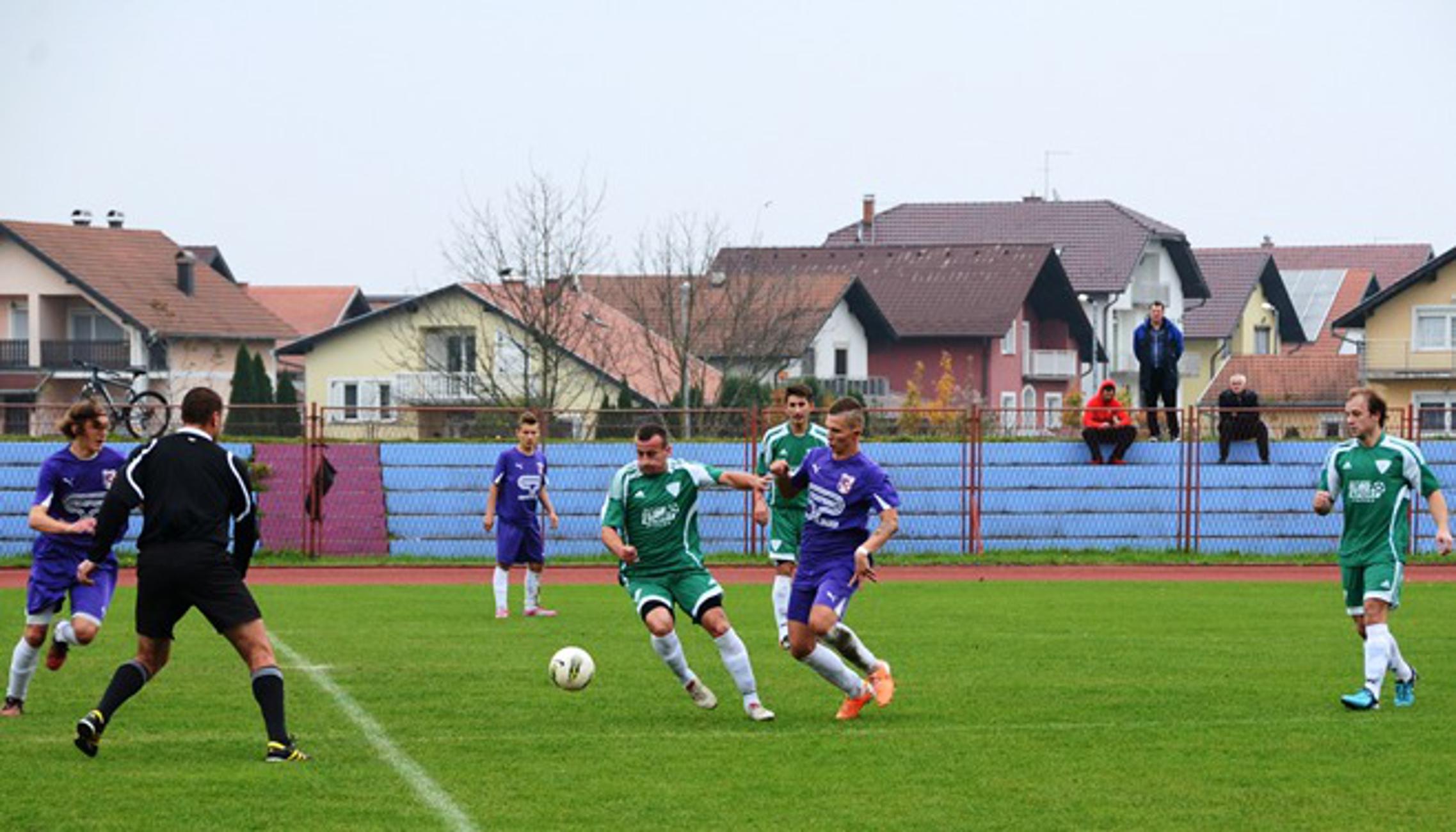 Iz utakmice Željezničar (ljubičasti) - Hajduk