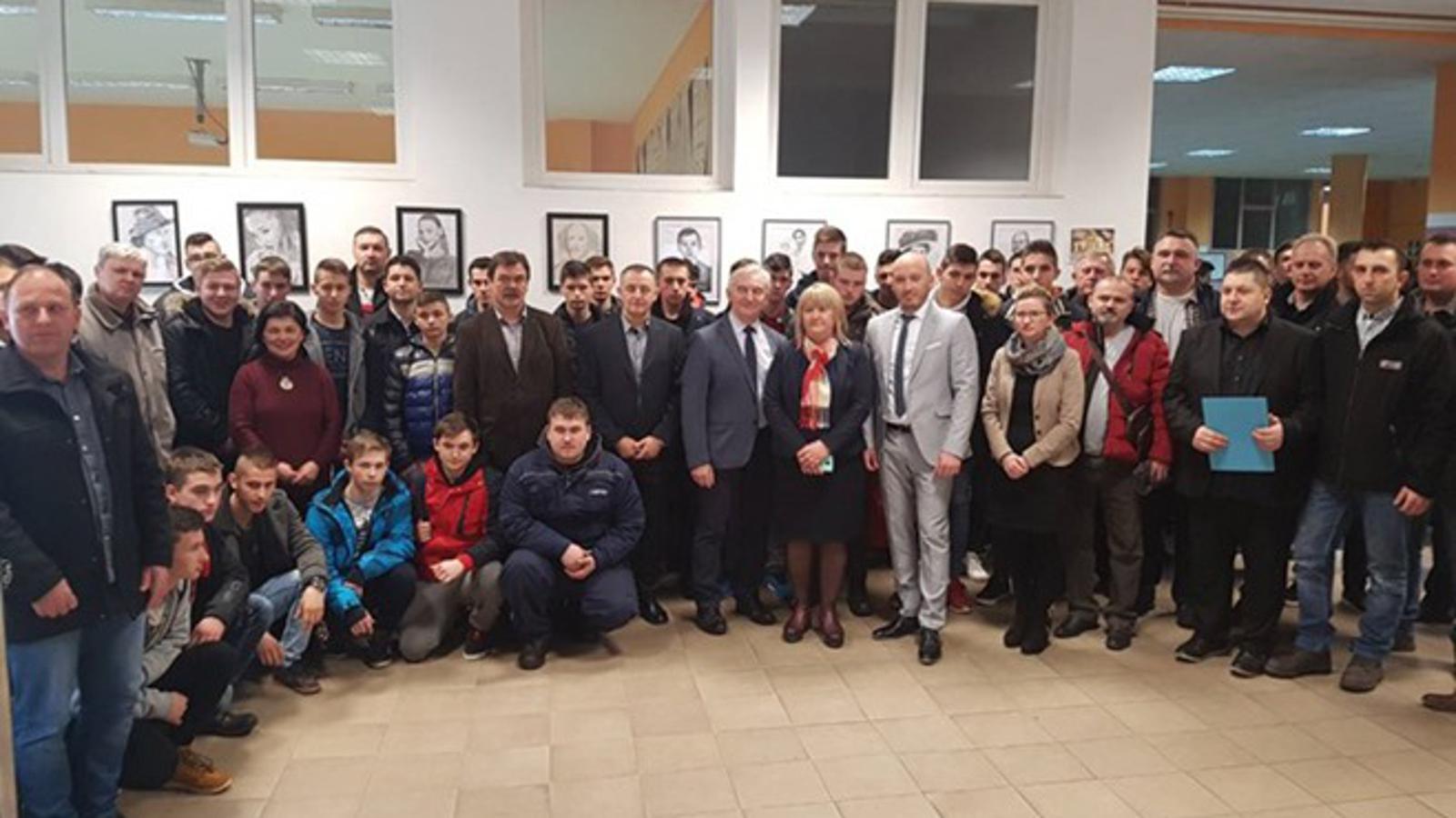 Zajednička fotografija djelatnika škole i učenika