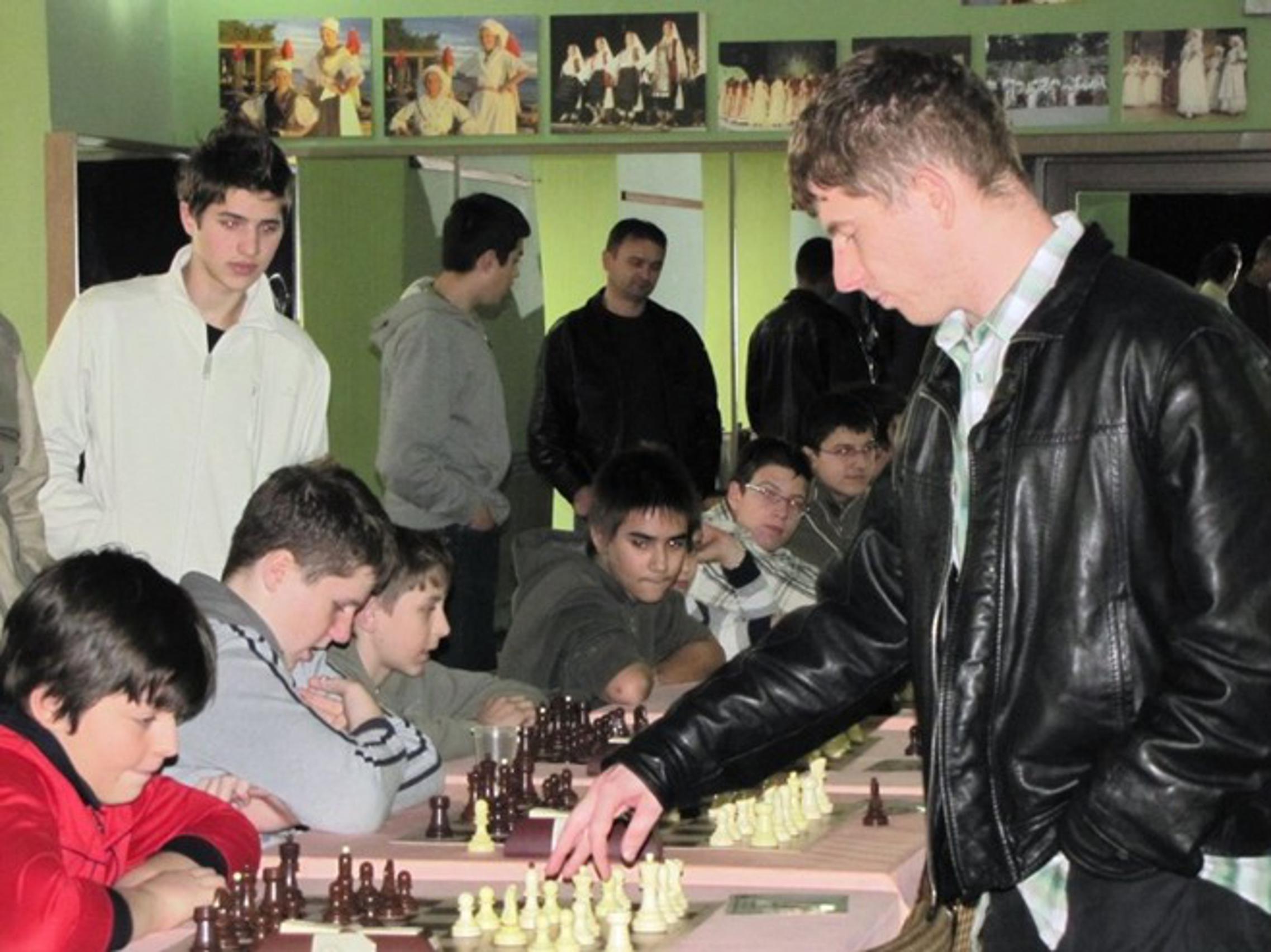 Velemajstor Anto Brkić odigrao je simultanku s petnaestoricom nadarenih juniora i kadeta