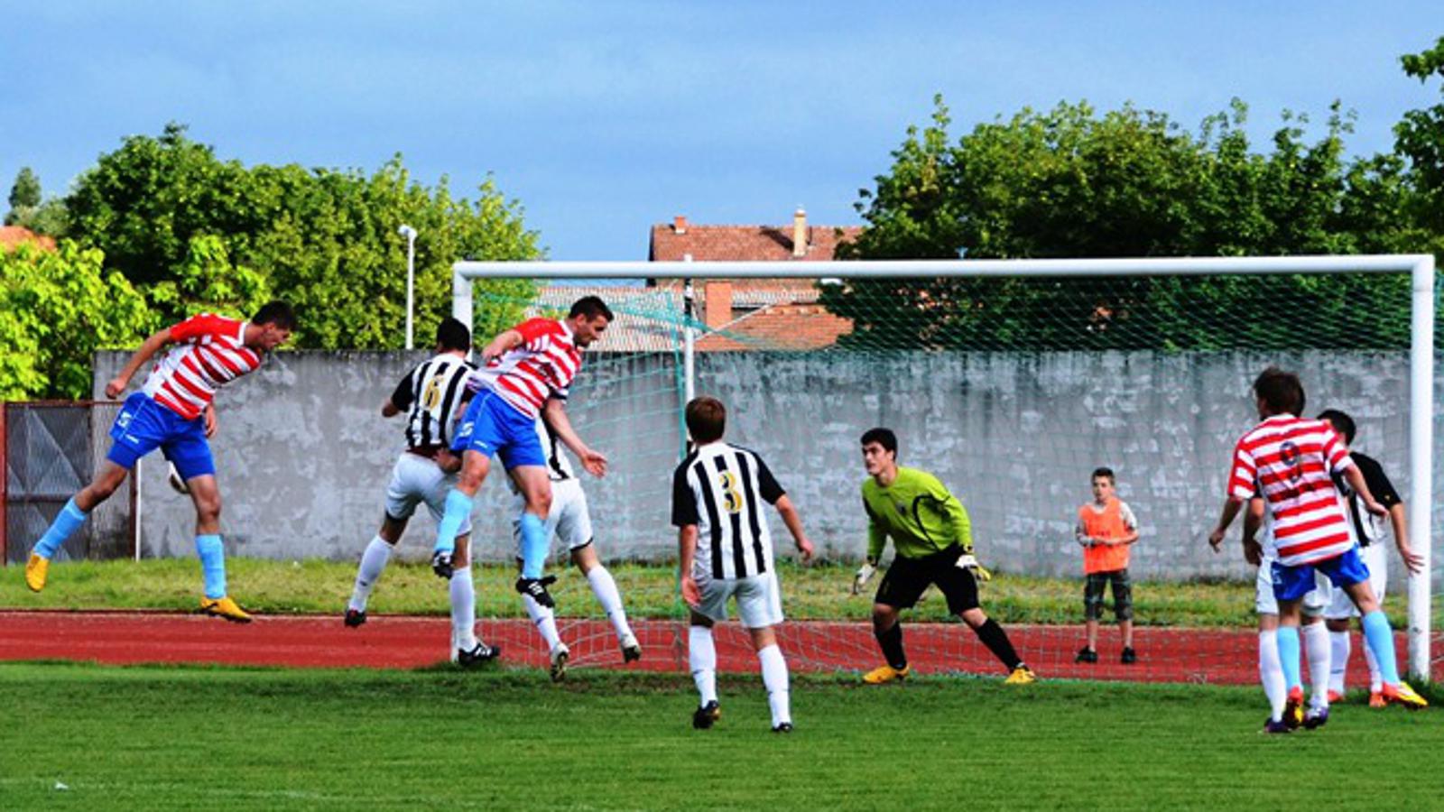 Omladinci (bjelo-crveni) u utakmici finala kupa s Marsonijom