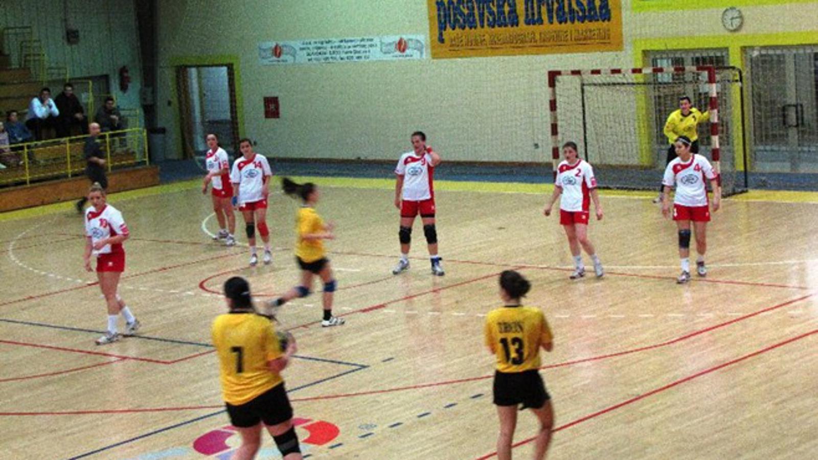 Rukometašice Brod Gymnasiuma (bijele) u odličnoj igri savladale su Petrijevci