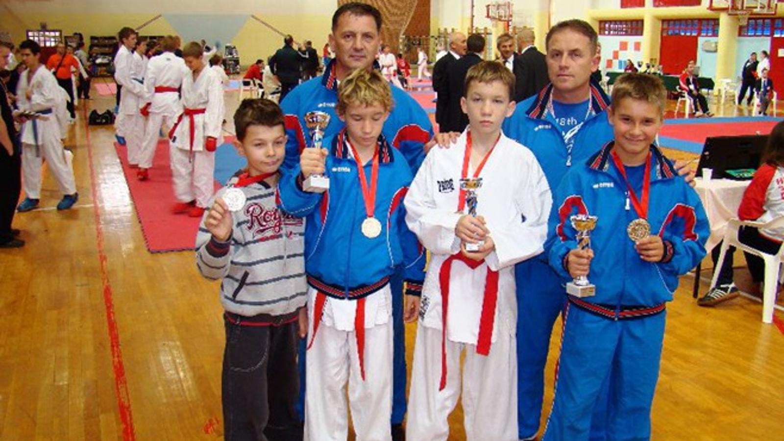 Treneri Zdenko i Nenad Horvat s djelom svoje ekipe