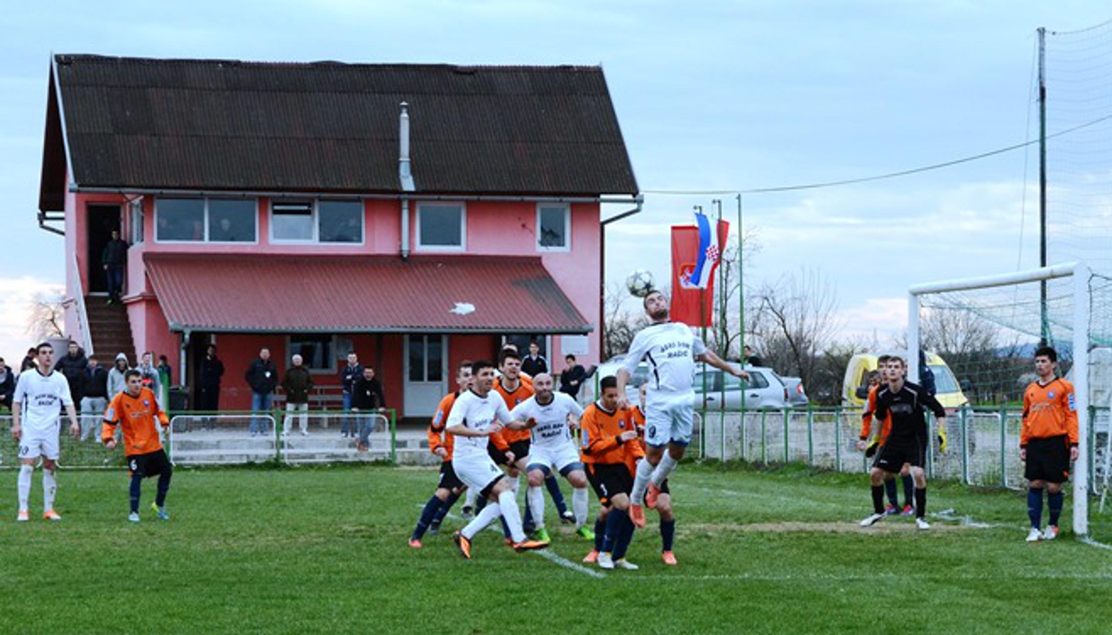Nogometaši Omladinca (bijeli) u susretu sa Svačićem u 18.kolu