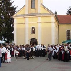 Mještani i župljani ispred crkve sv. Josipa u lipnju 2012. godine