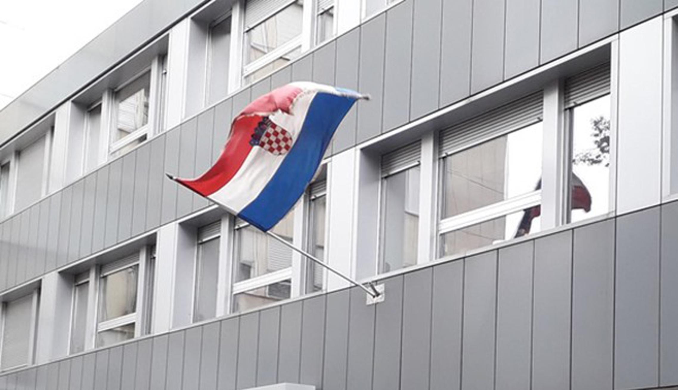 Zastava na zgradi u Slavonskom Brodu