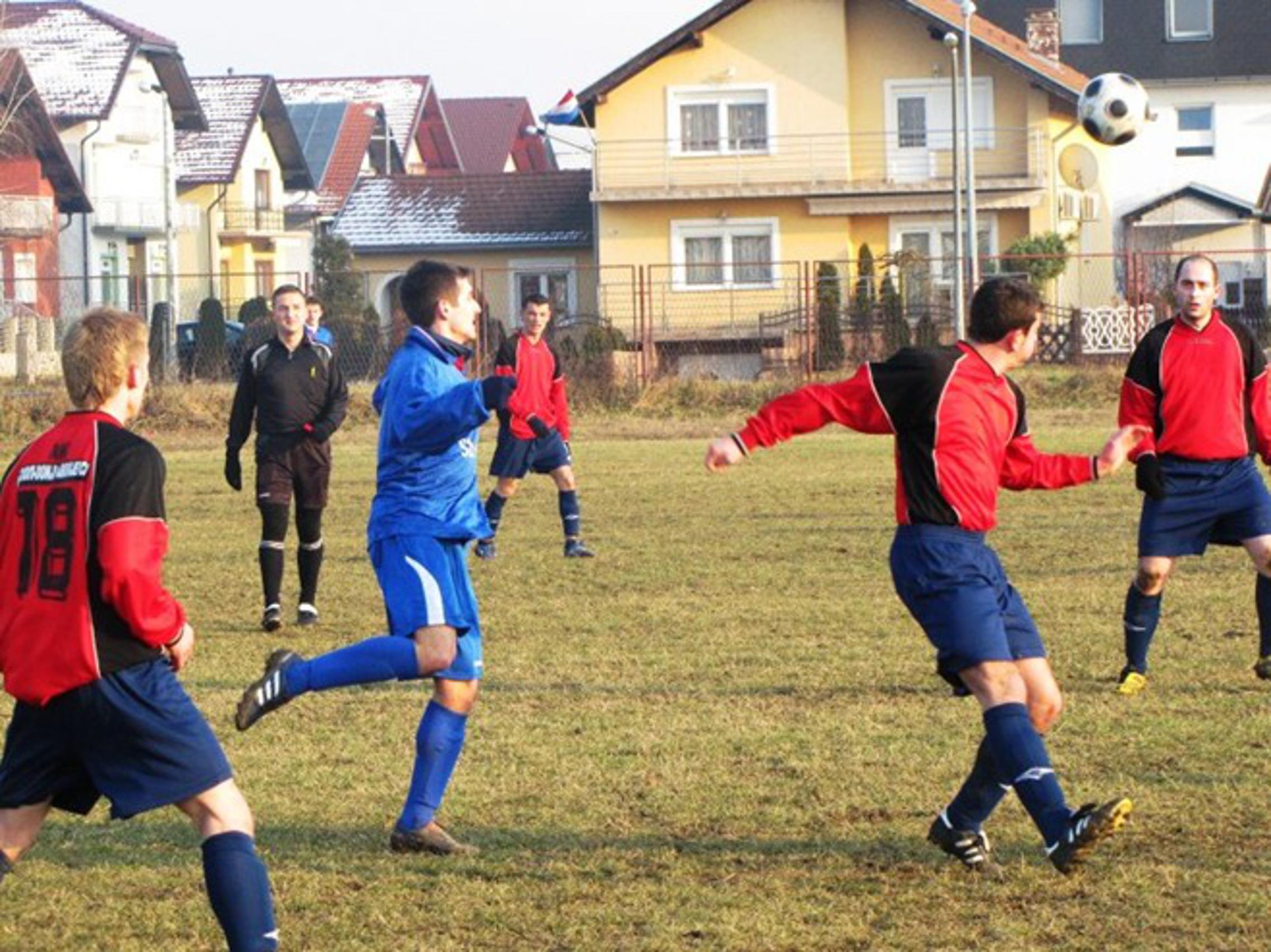 Nogometaši iz Donjih Andrijevaca (crveni) na tablici stigli Slatiničane