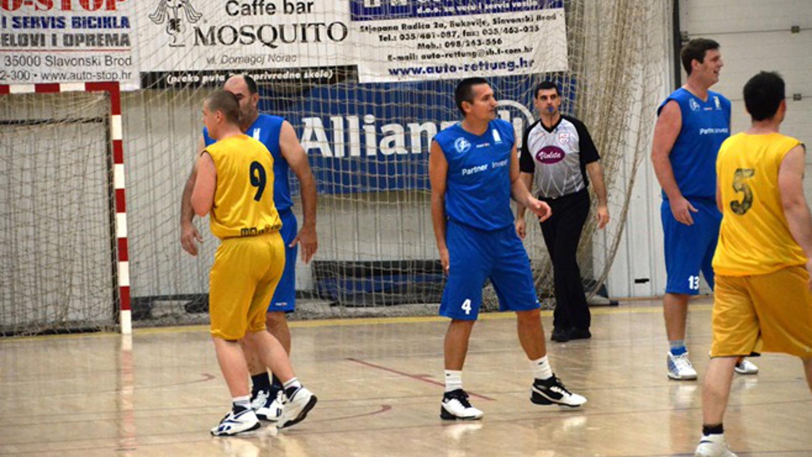 Brod old starsi (plave majice) pobjednici su BAKL-a