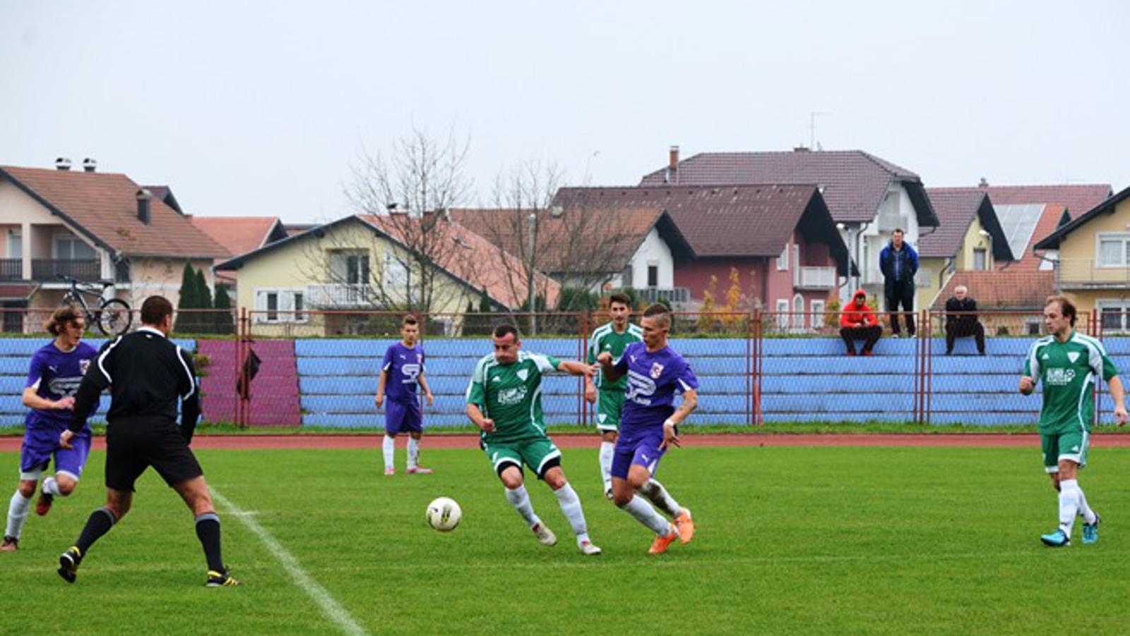 Iz utakmice Željezničar (ljubičasti) - Hajduk