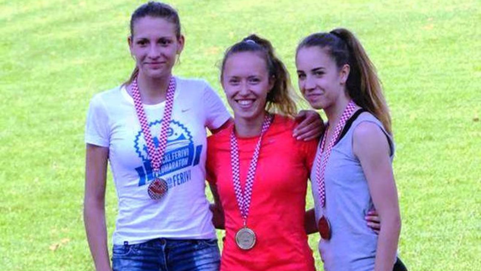 Hilda, prva s lijeva