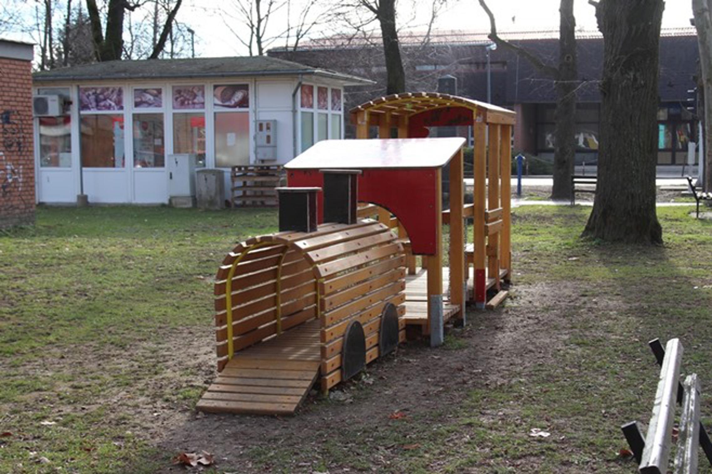 Vlakić na dječjem igralištu u Velikoj Kopanici