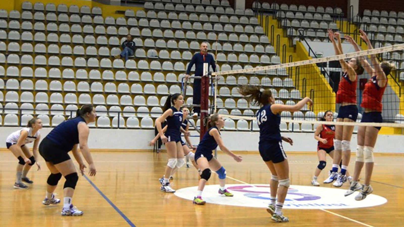 Odbojkašice Kolonije (plave) u gradskom su derbiju pobijedile Posavina Brod