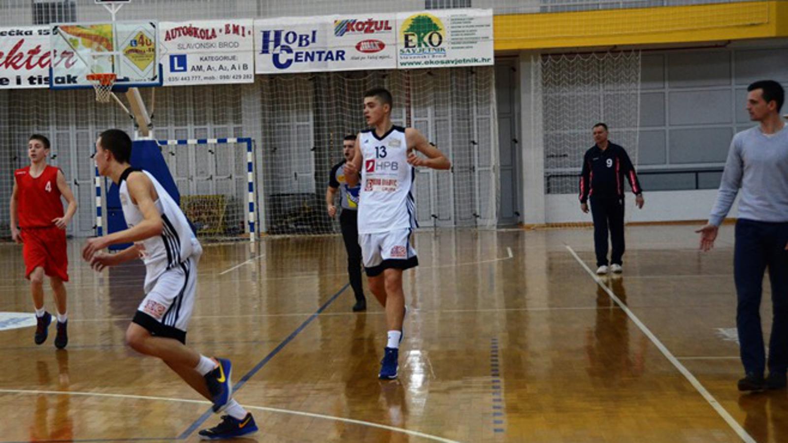 Tino Šebalj (bijeli broj 13) je Vinkovčanima ubacio 27 koševa