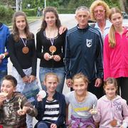 Atletičari i atletičarke Marsonije s trenerom Šeremetom