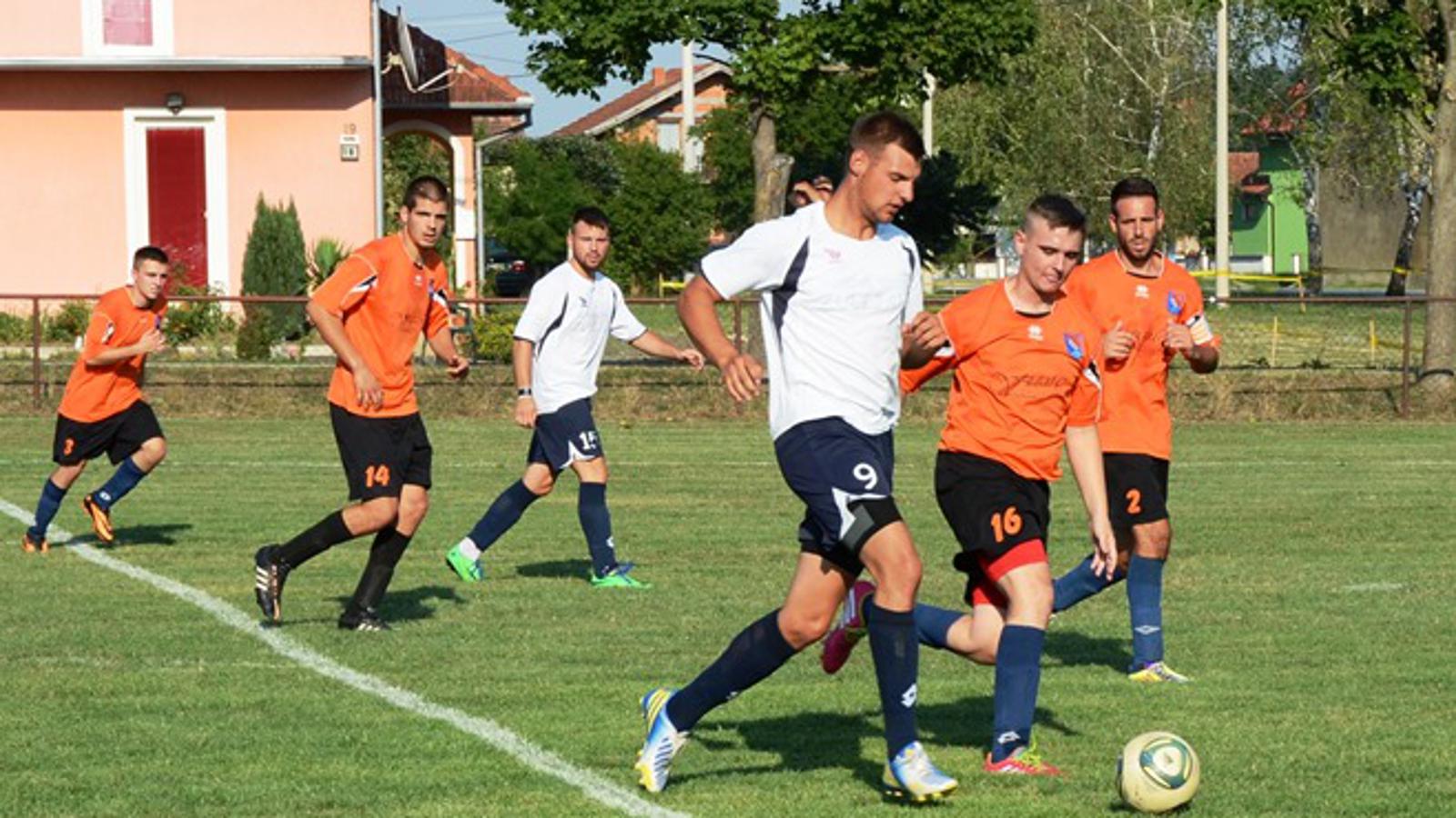 Nogometaši Svačića (narandžasti) su u prvenstvo startali porazom u Velikoj Kopanici