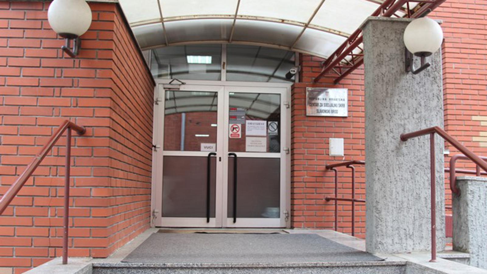 Ulaz u slavonskobrodski Centar za socijalnu skrb u Naselju Slavonija I