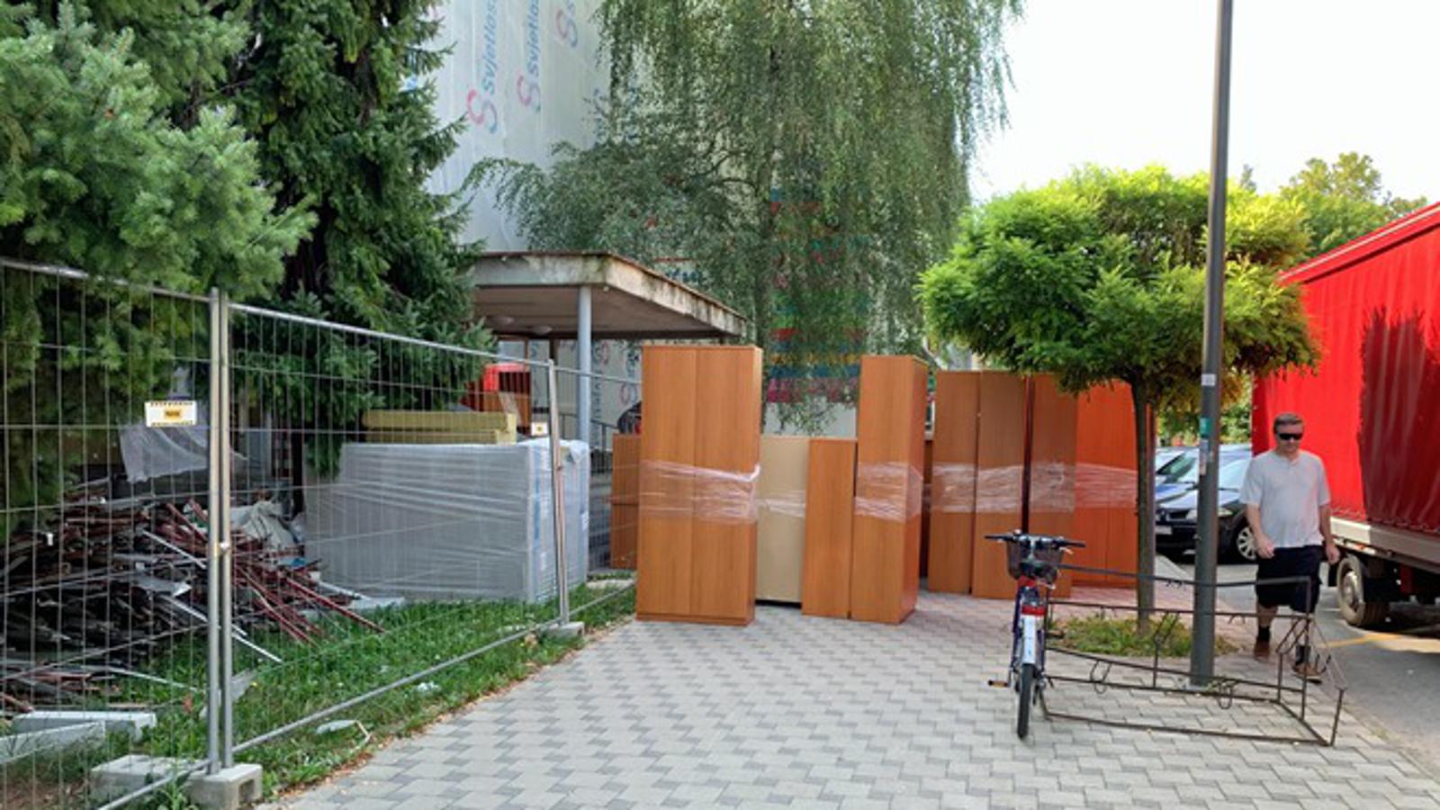 Novi namještaj ispred zgrade Općinskog suda u Slavonskom Brodu.