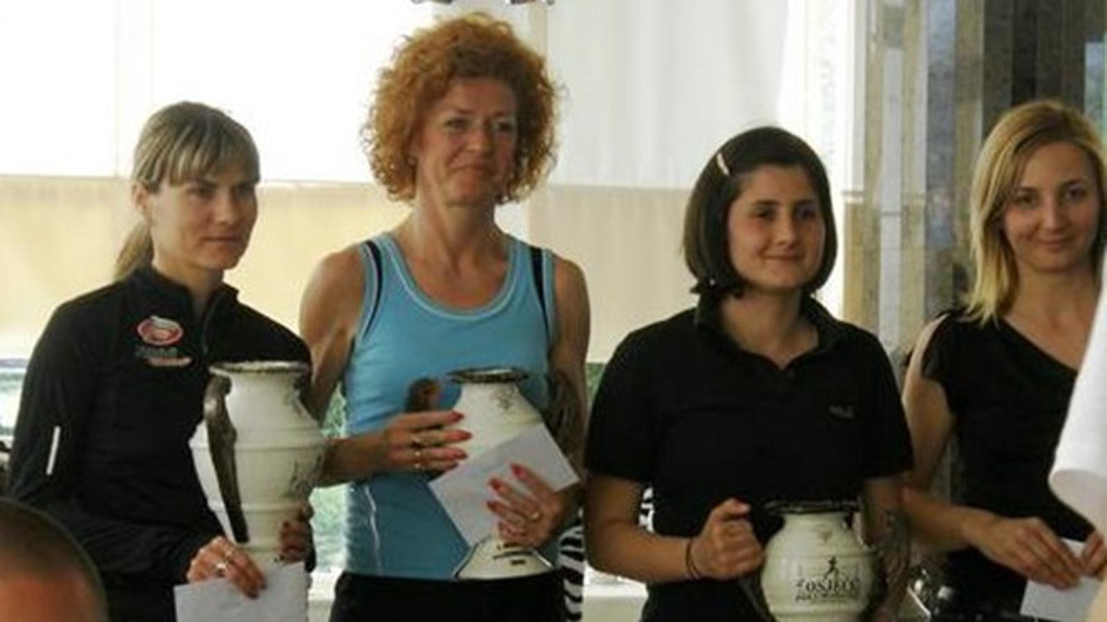Danijela Černić i Želimira Kopecki (prva i druga s lijeva) s primljenim nagradama