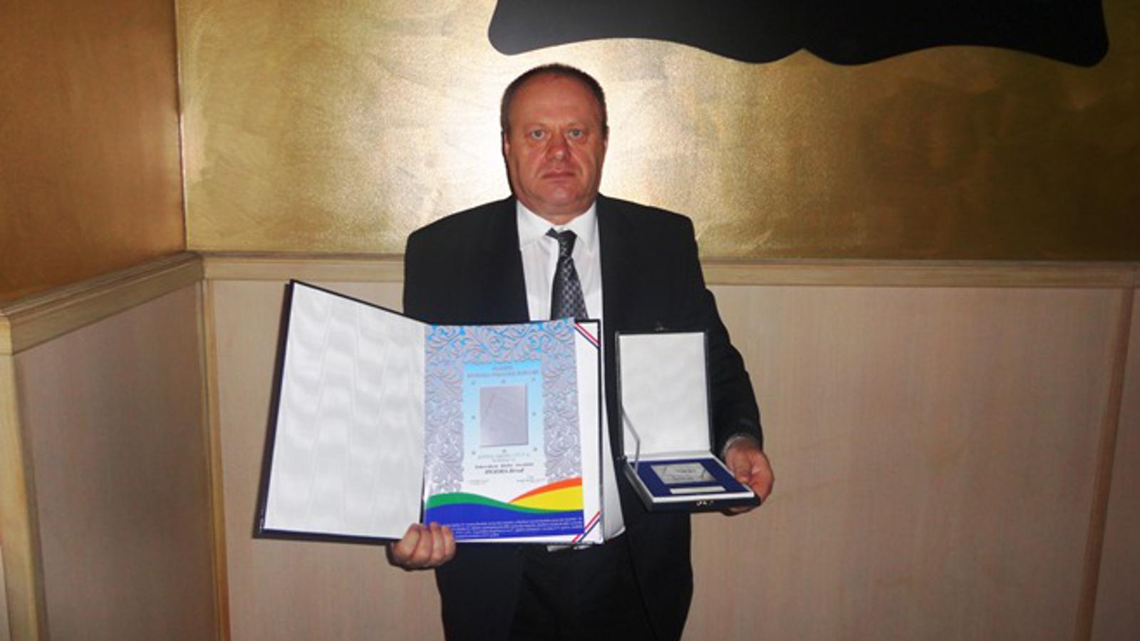 Plaketa Brodsko-posavske županije u rukama predsjednika ŠKI Hvidra Brod Mate Opačka