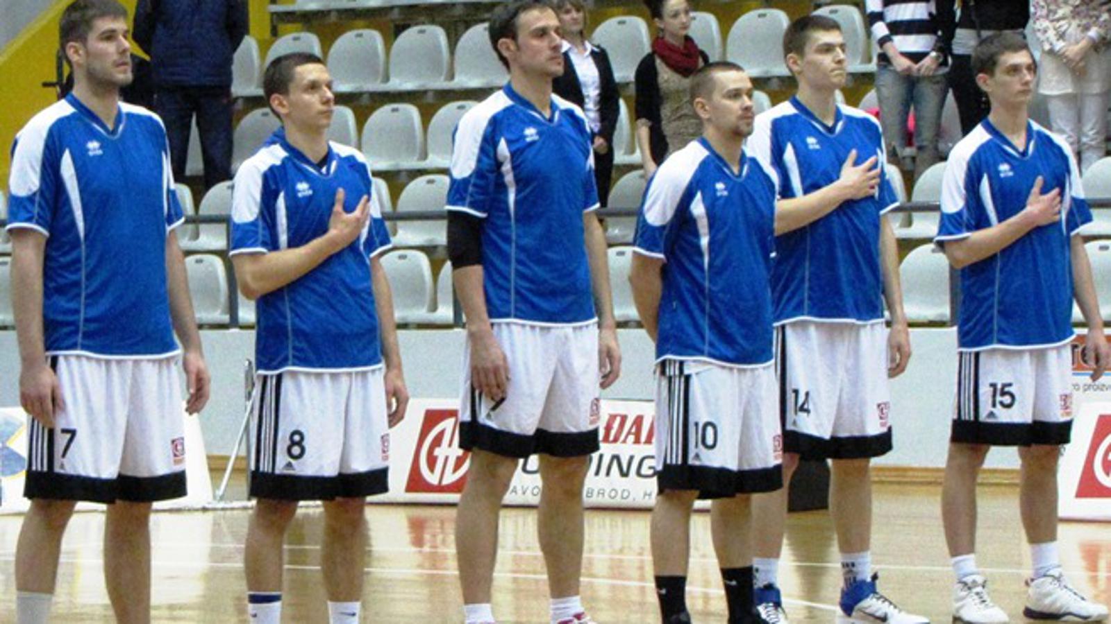 Marko Karlović (prvi s desna) 11 koševa u Đakovu