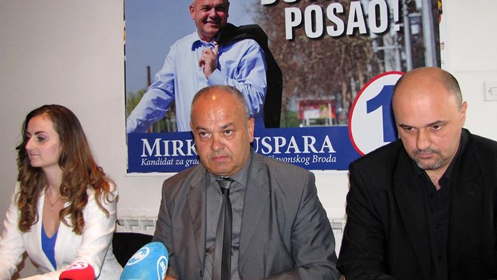 Gradonačelnik Slavonskog Broda, Mirko Duspara, sa svojim zamjenicima