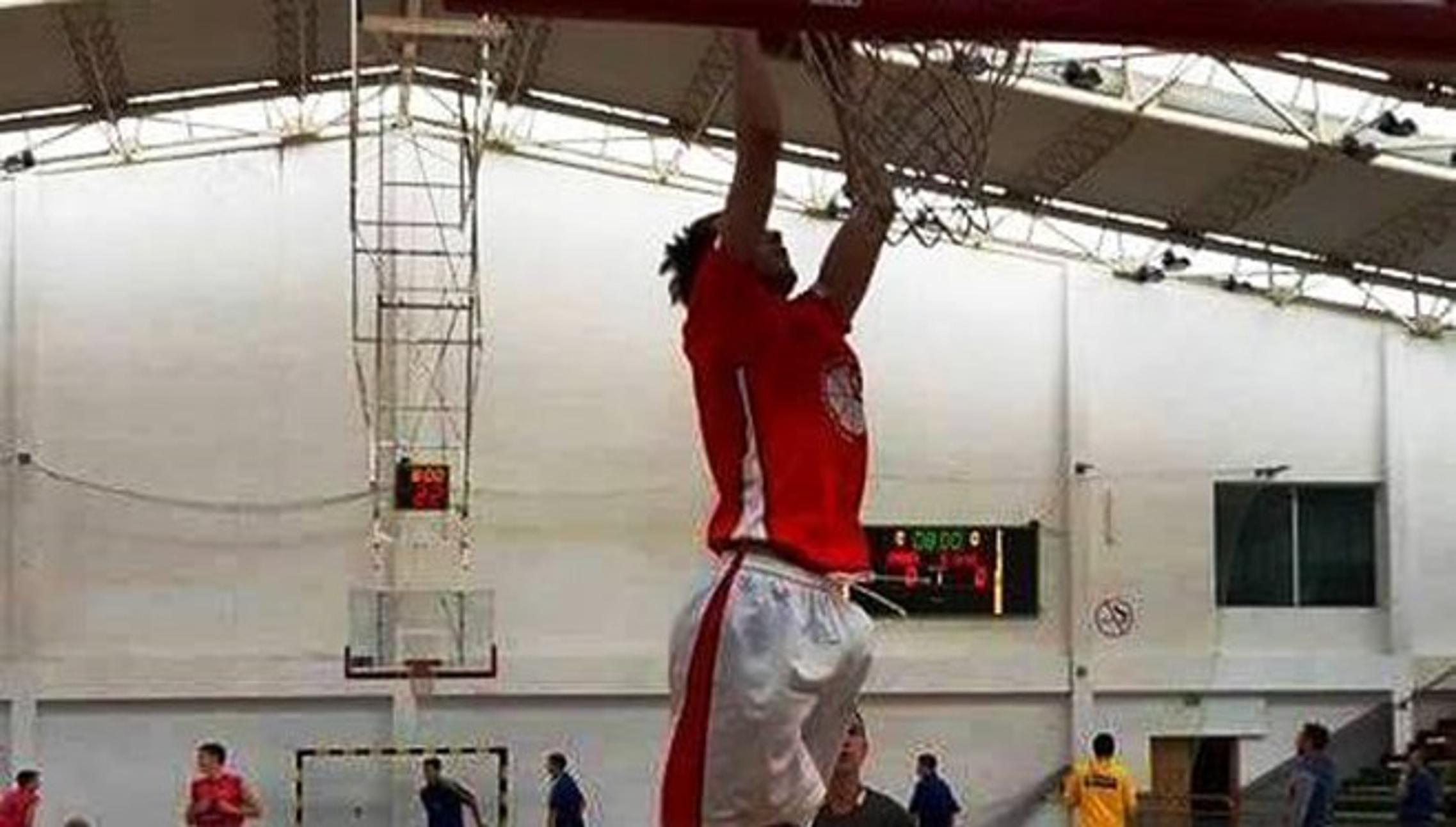  Mateo Jukić zakucava