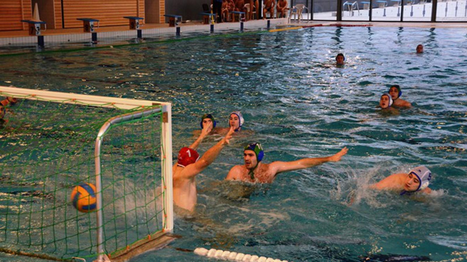 Tomislav Primorac (bijela kapica) postiže 14. gol za Osječane u susretu s Sisčanima