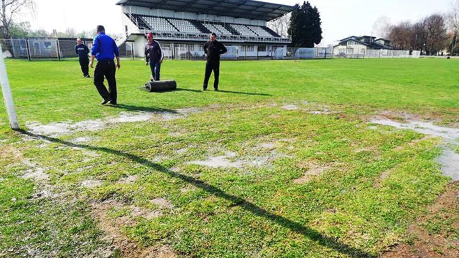 Dok igrači rade individualno, navijači Marsonije popravljaju travnjak stadiona uz Savu.
