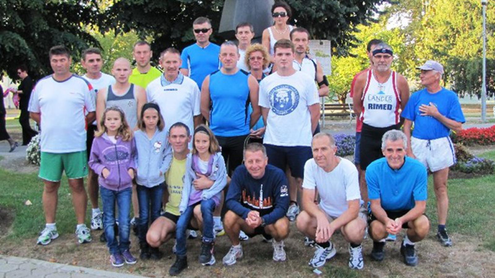 Brodski maratonci na startu ispred Samostana