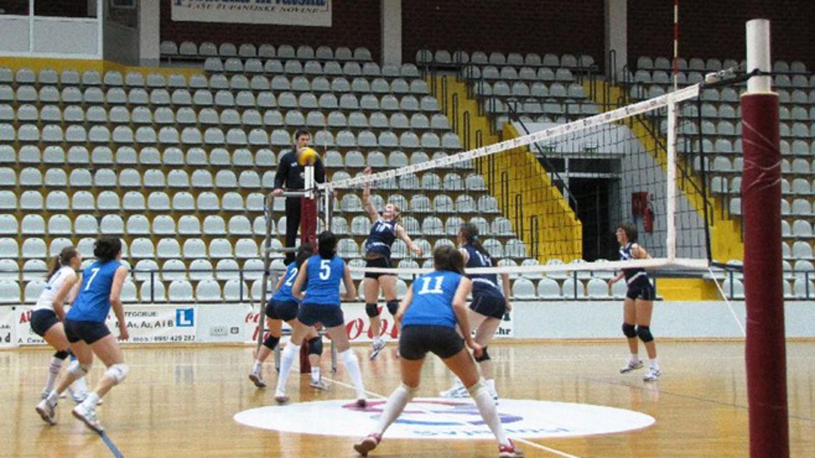 Odbojkašice Marsonije (tamno plave) u ovoj sezoni još ne znaju za radost pobjede