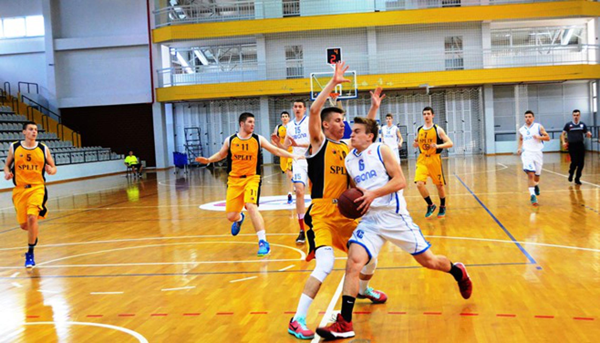 Iz utakmice Cibona (bijeli) - Split