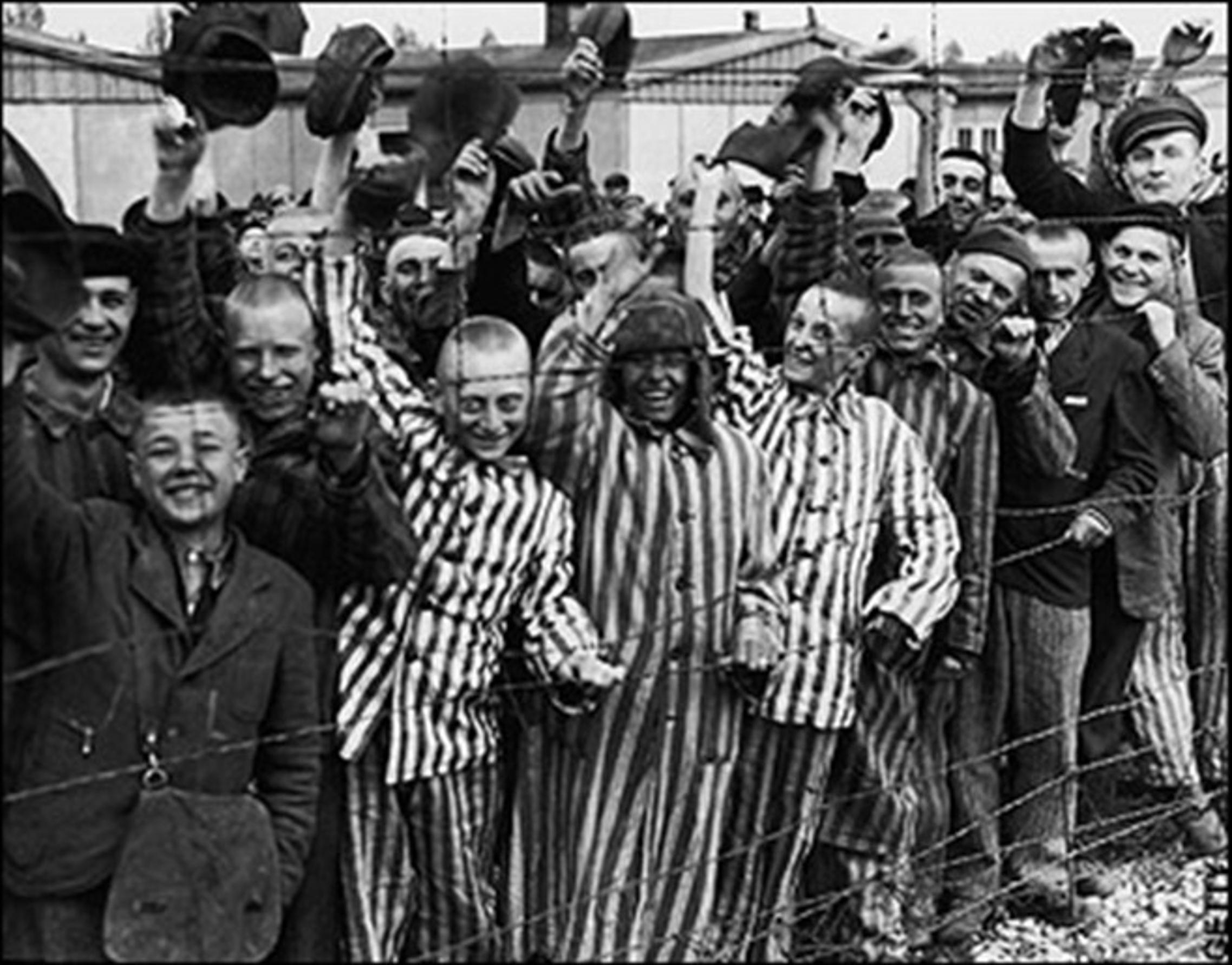Djeca u logoru Dachau u Njemačkoj pozdravljaju osloboditelje Amerikance 3. svibnja 1945. 