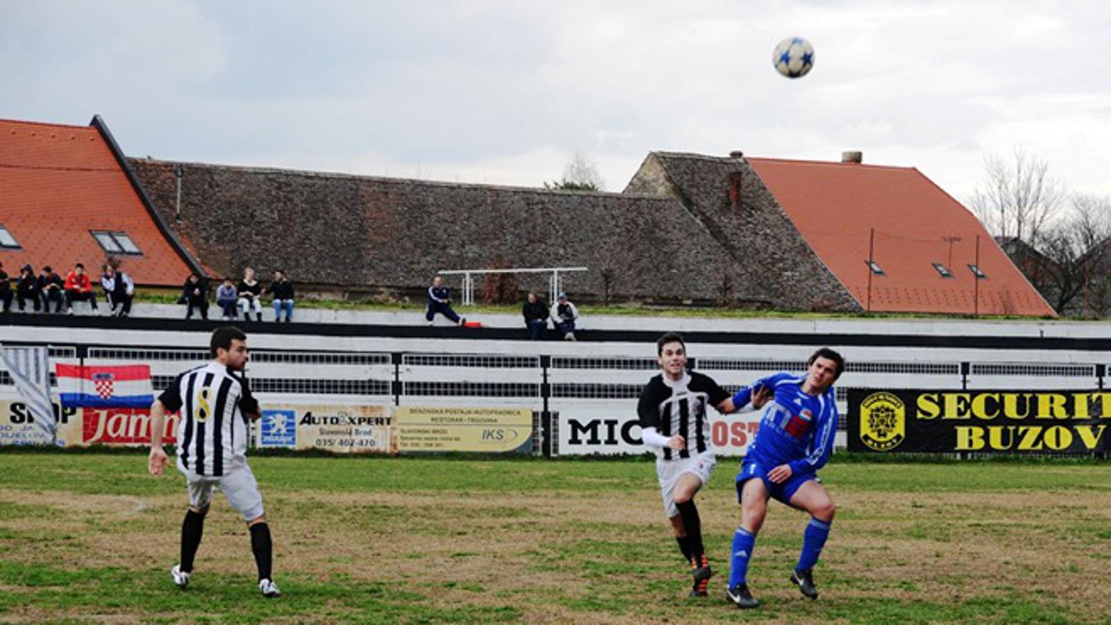 Marsonia (bijelo-crni) je u 18. kolu izgubila u Ivankovu