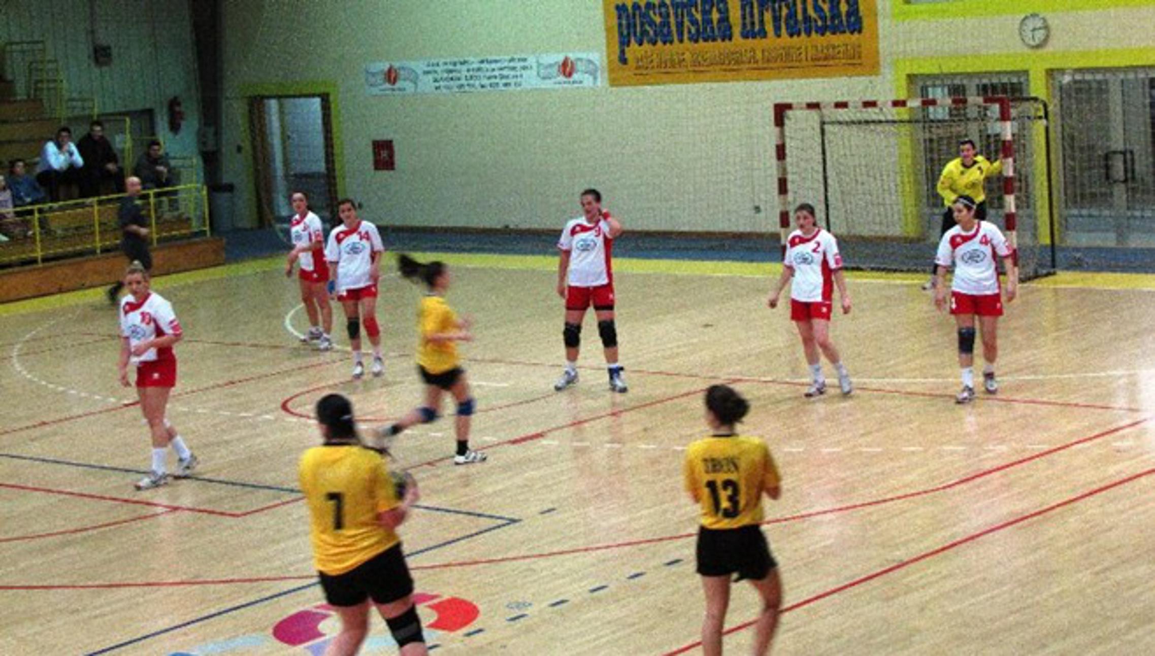 Rukometašice Brod Gymnasiuma (bijele) u odličnoj igri savladale su Petrijevci