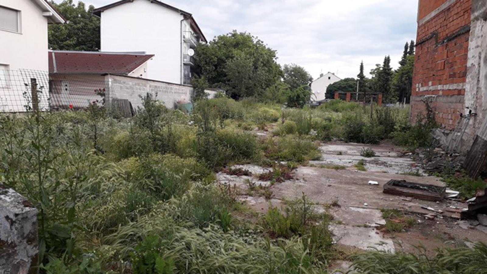 Zarasla parcela u brodskoj Bakačevoj ulici