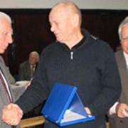 Tomislav Lojen uručuje plaketu Peri Kataliniću, a Željko Čeglaj monografiju.