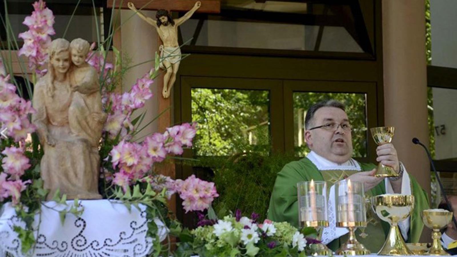 Župnik Ivan Lenić