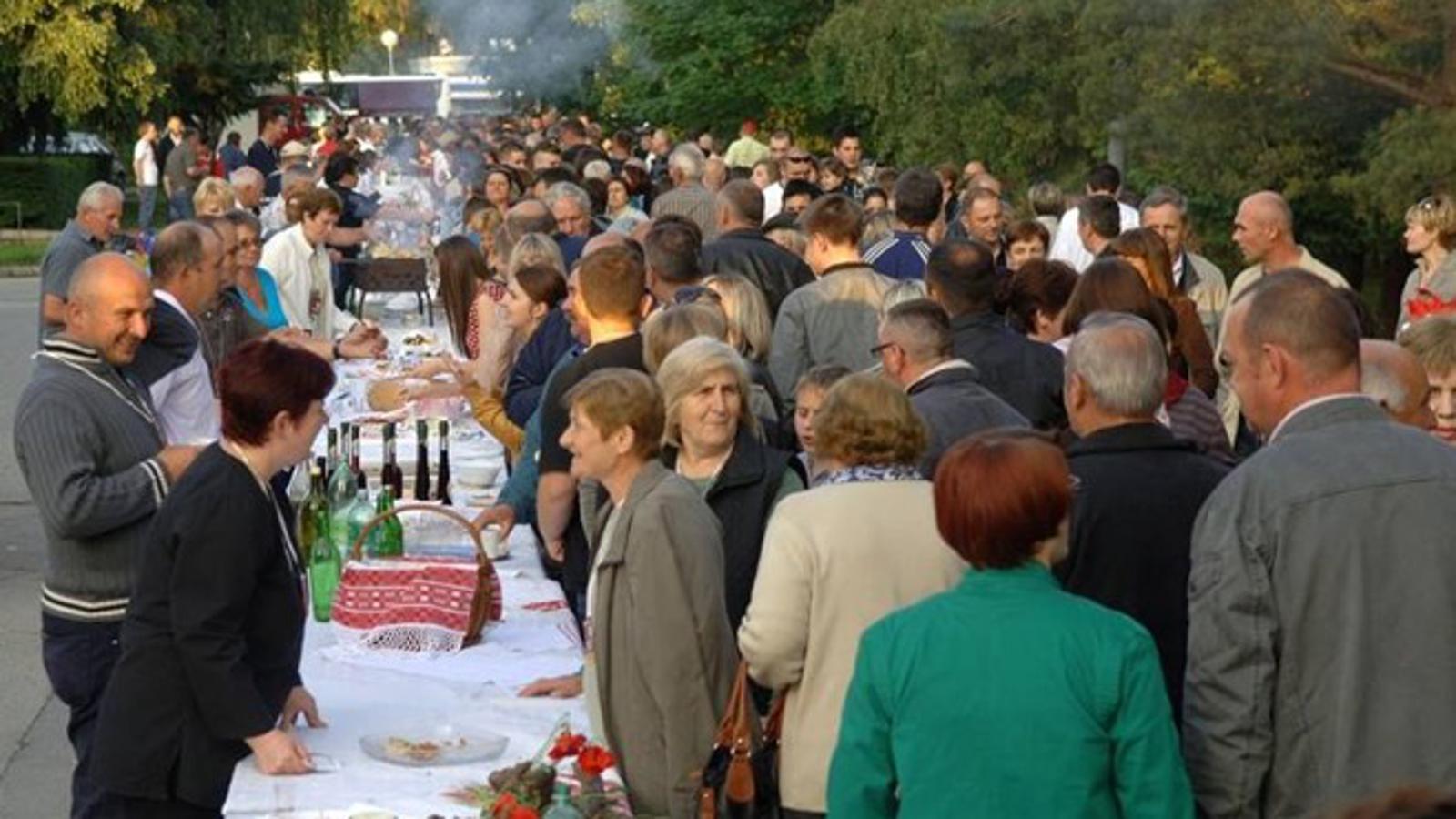 Manifestacija "Najduži stol u Hrvata"