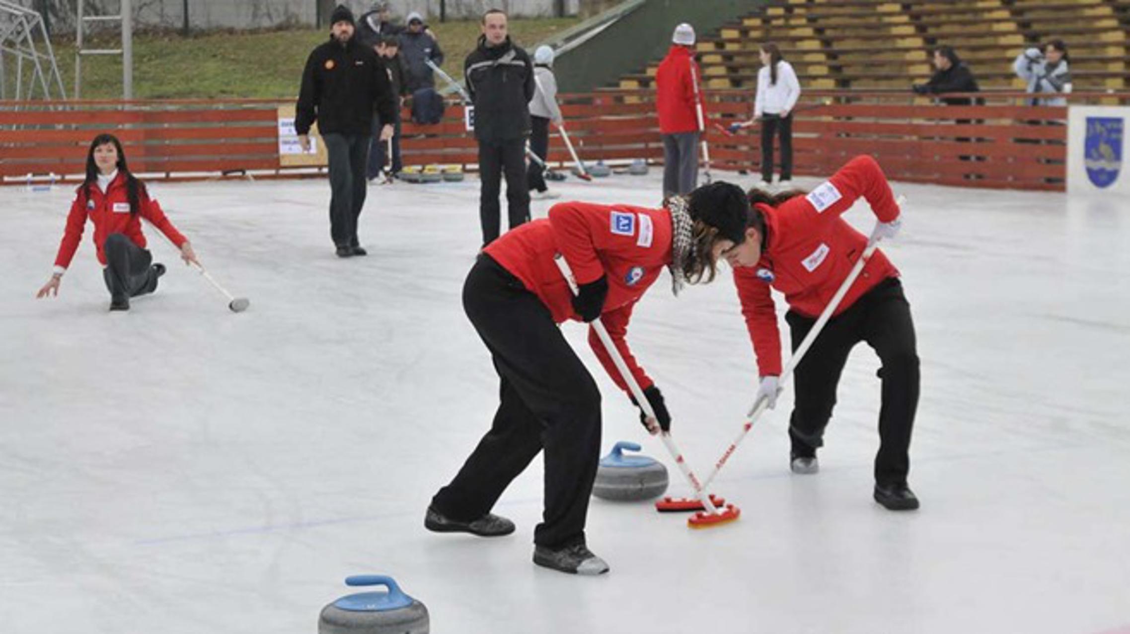 Na otvorenom prvenstvu u curlingu nastupaju muške i ženske ekipe