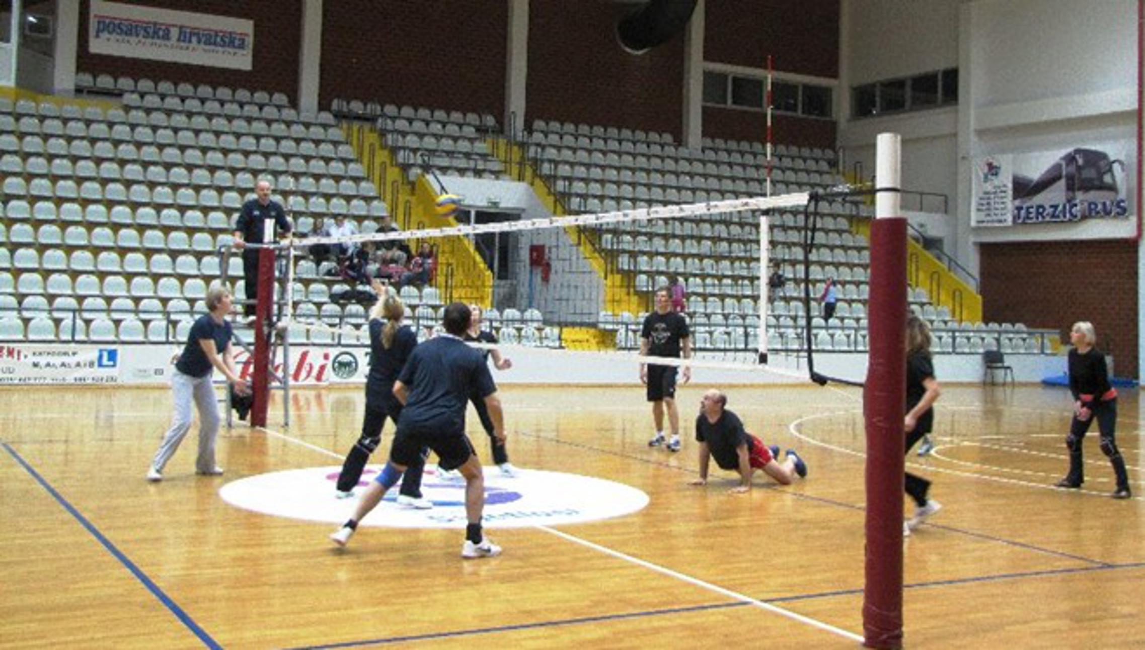 Na parketu Sportske dvorane Vijuš odvija se natjecanje odbojkaša rekreativaca