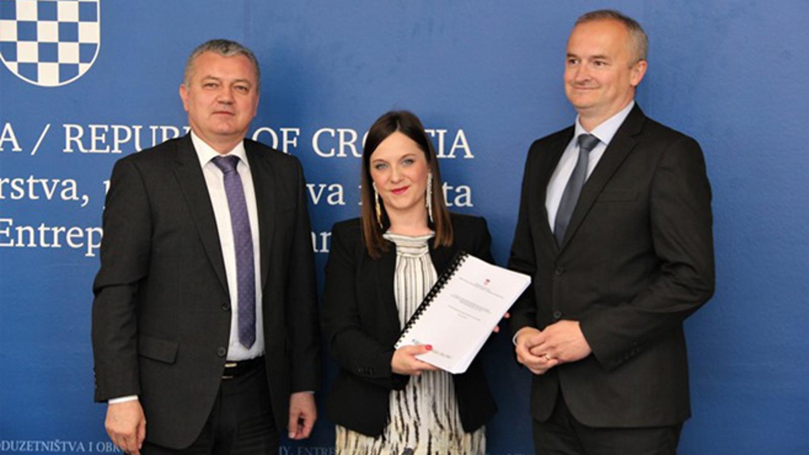 Potpisnici ugovora - ministar Darko Horvat, ravnateljica Larisa Vukušić i gradonačelnik Vinko Grgić