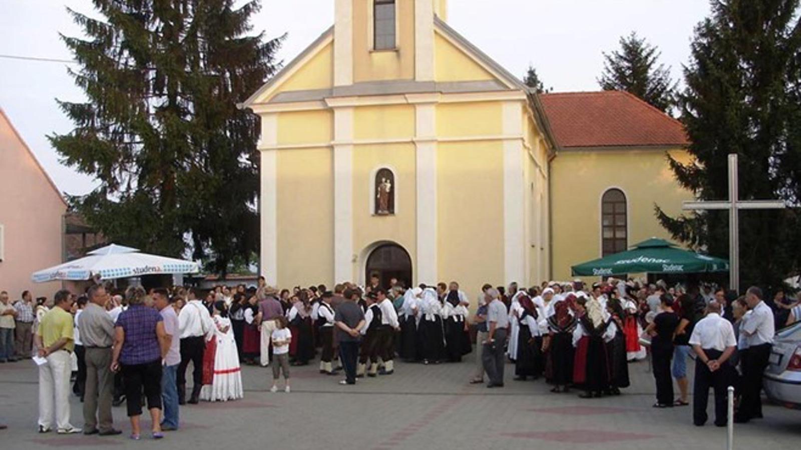 Mještani i župljani ispred crkve sv. Josipa u lipnju 2012. godine