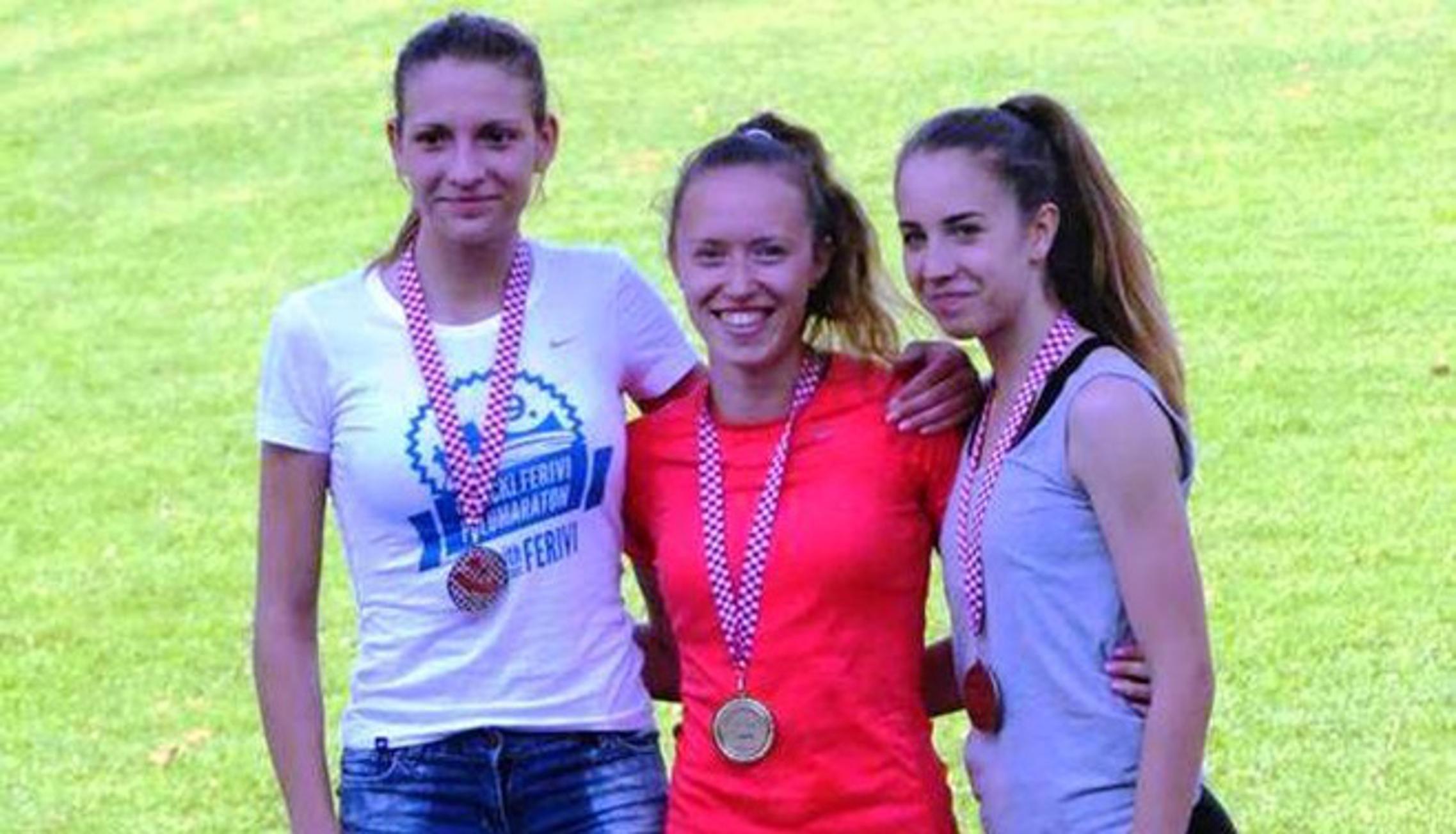 Hilda, prva s lijeva