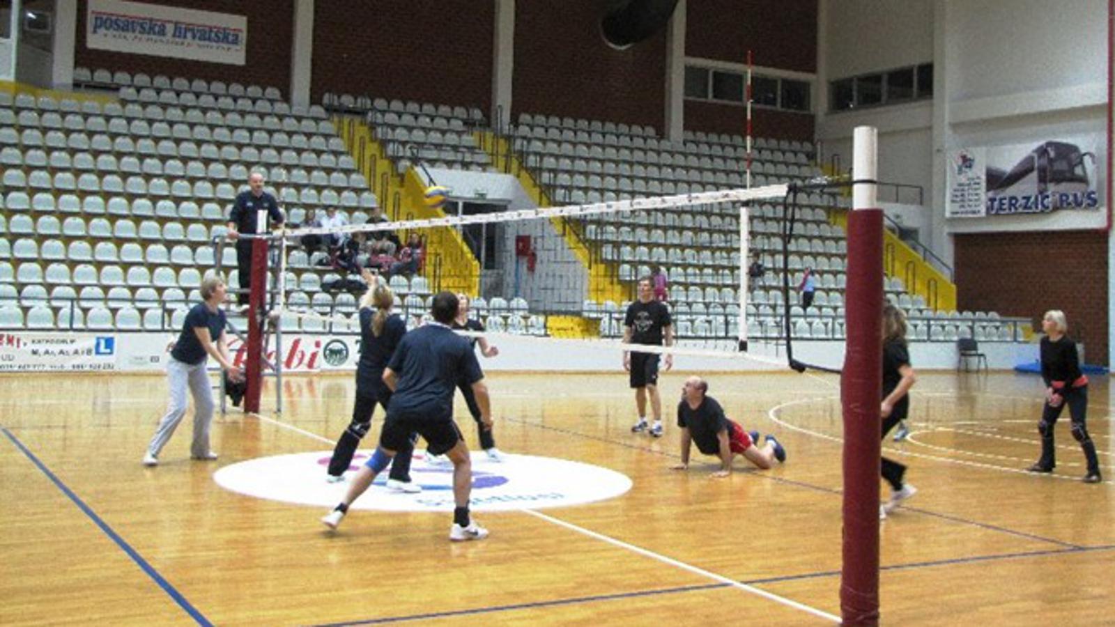 Na parketu Sportske dvorane Vijuš odvija se natjecanje odbojkaša rekreativaca