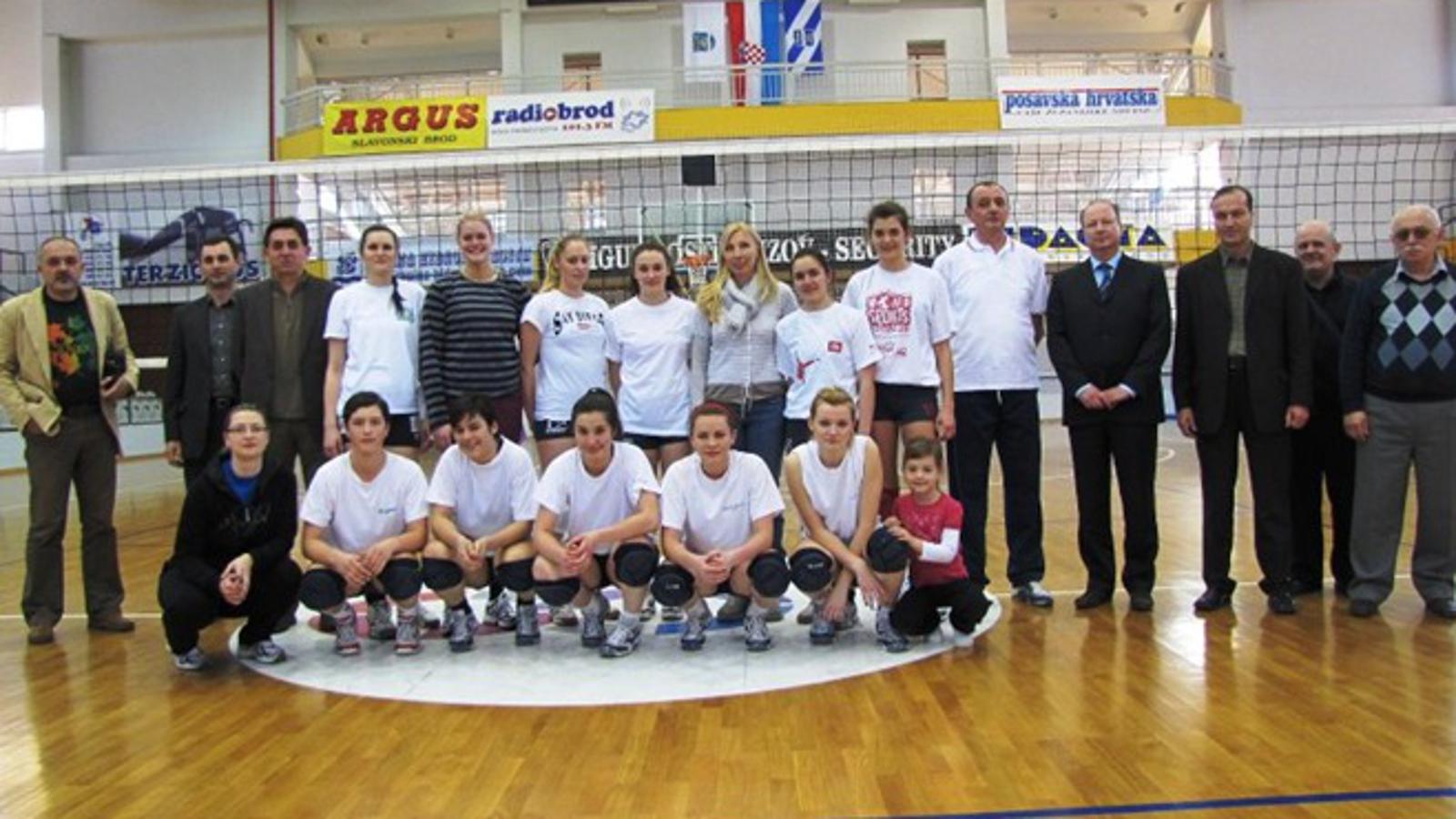 Irina Kirilova i Zdeslav Barać (četvrti s desna) u društvu odbojkašica Marsonije