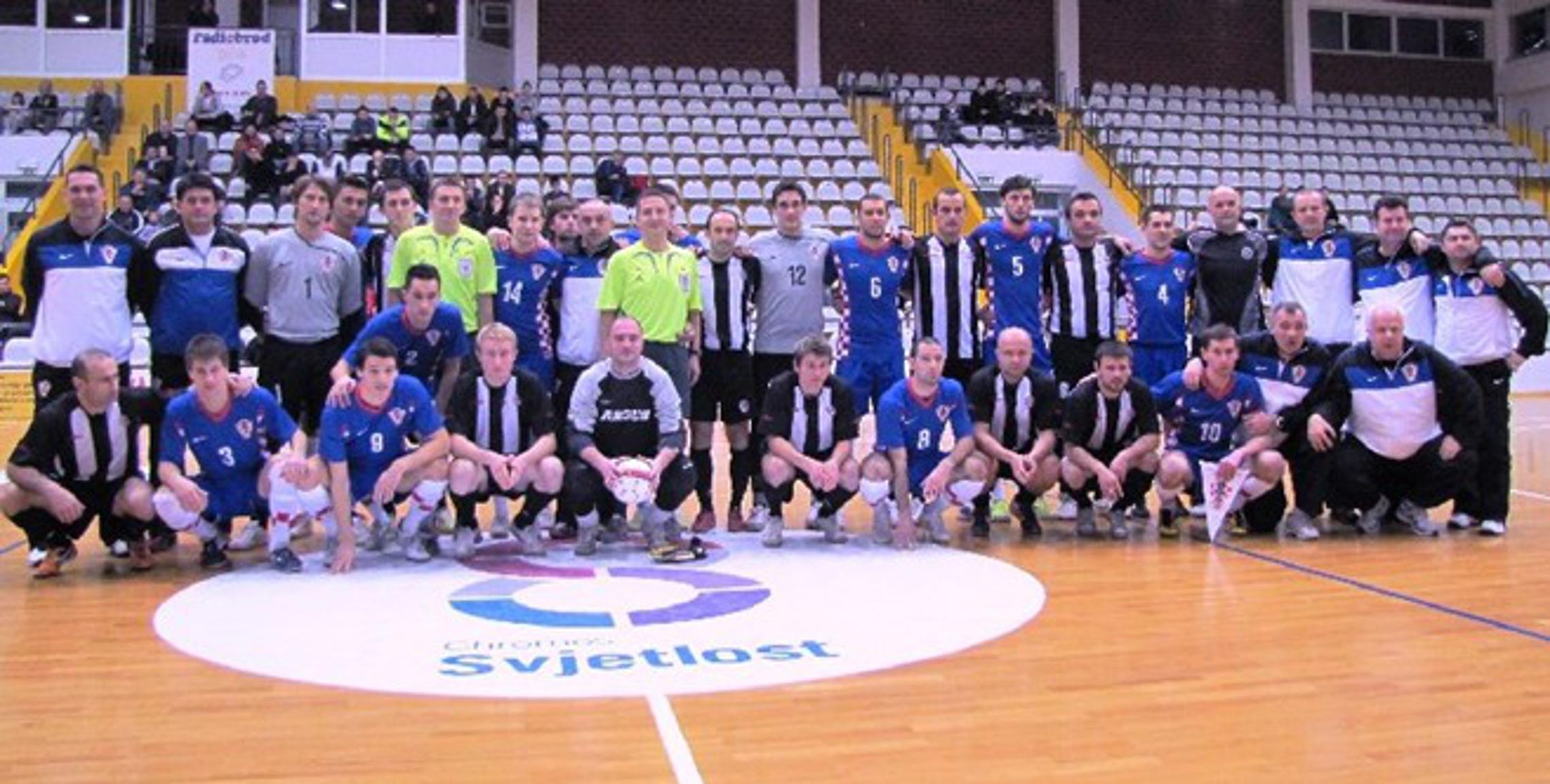 Zajedničko fotografiranje svih sudionika utakmice Sl.Brod - Hrvatska