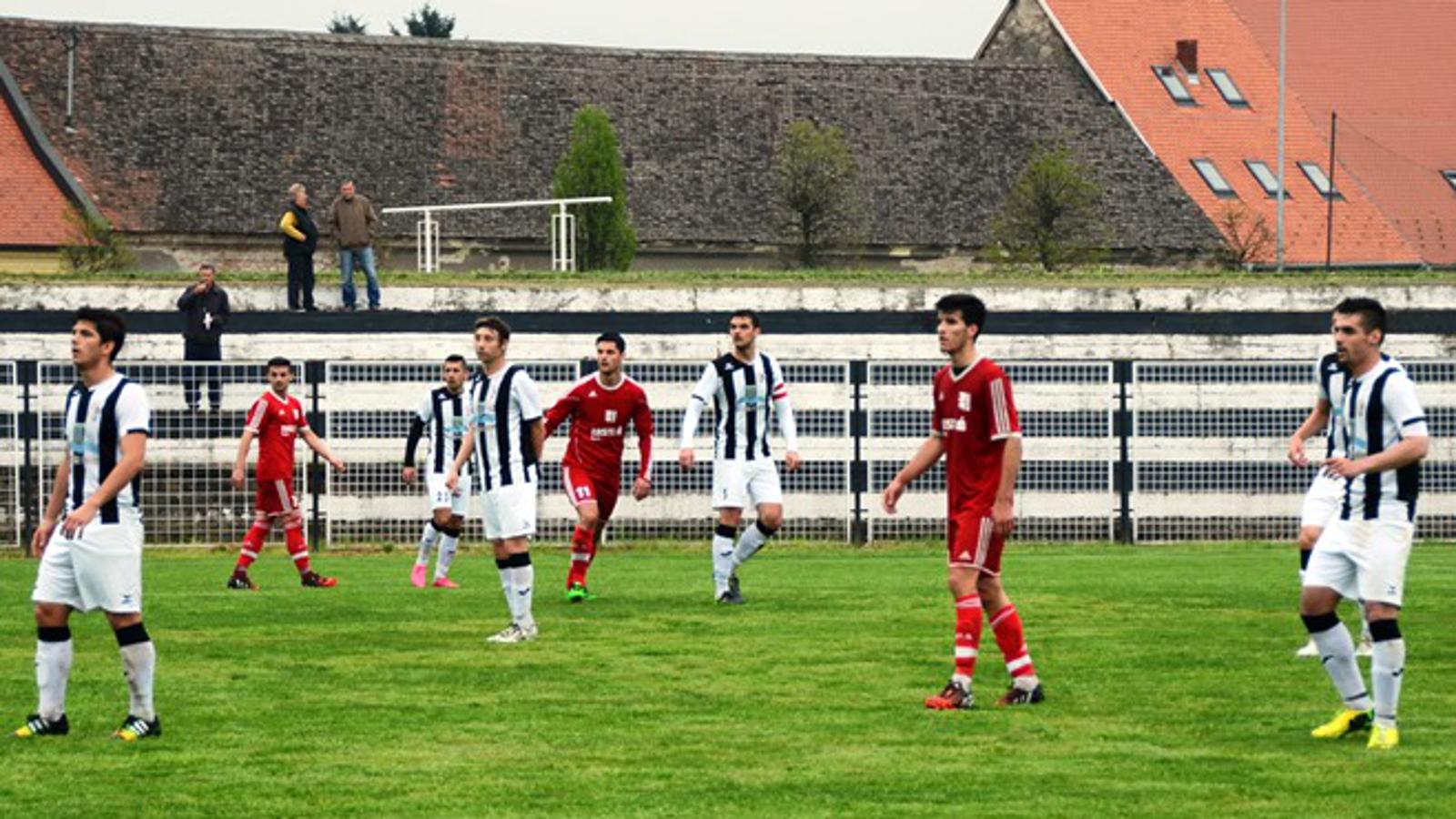Nogometaši Marsonije (bijelo-crni) u subotu gostuju u Bjelovaru