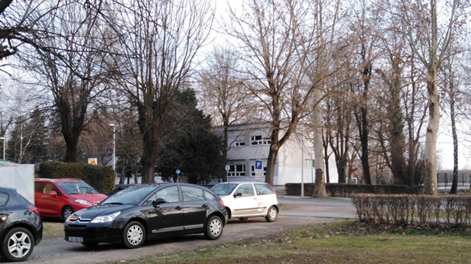 Vozila stanara blokirana parkiranim vozilom roditelja vrtićke djece