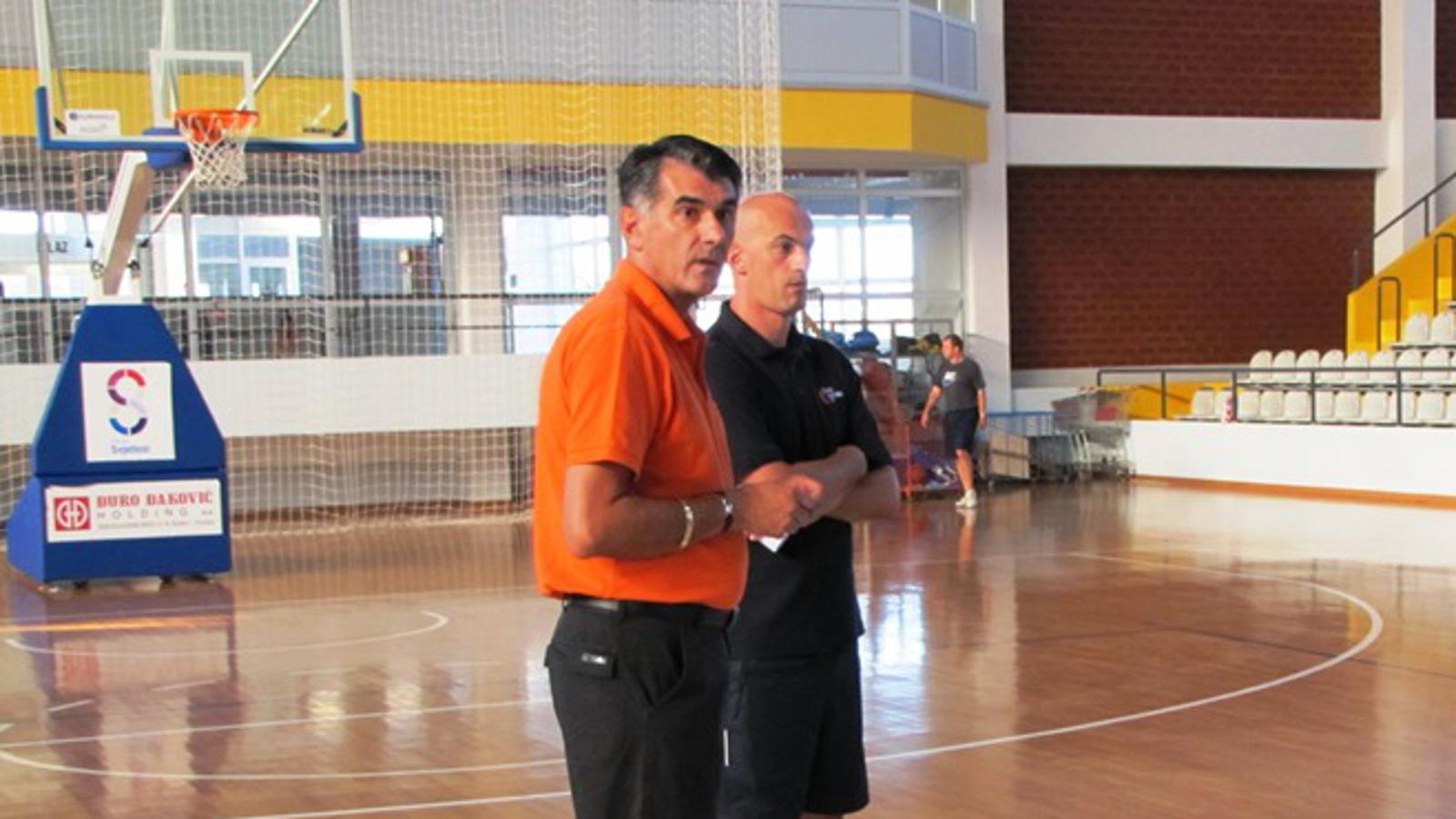 Direktor Brod Svjetlosti Ivica Kardum i trener juniora Kruno Krajnović (desno)